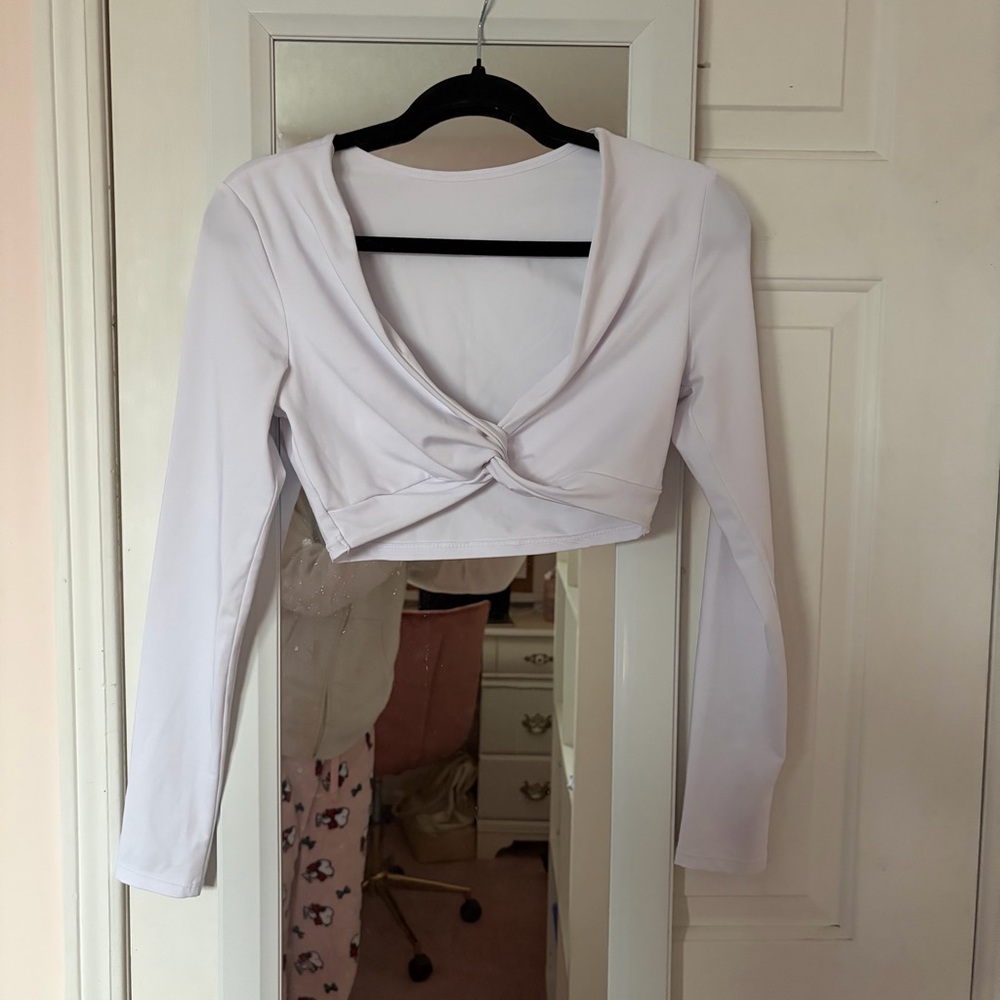 💚3/$15💚 White active Twist-Front Long Sleeve Top
